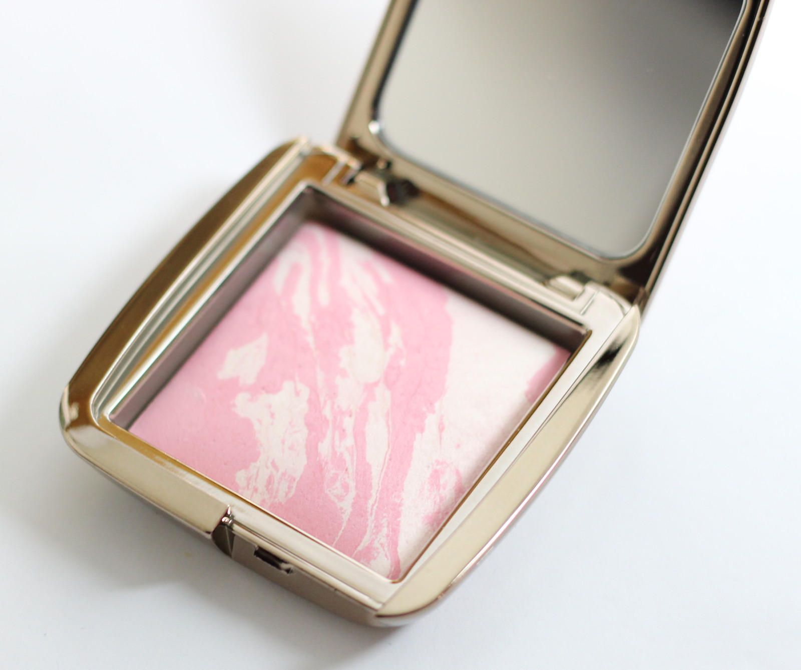 Hourglass Ambient Lighting Blush in Ethereal Glow